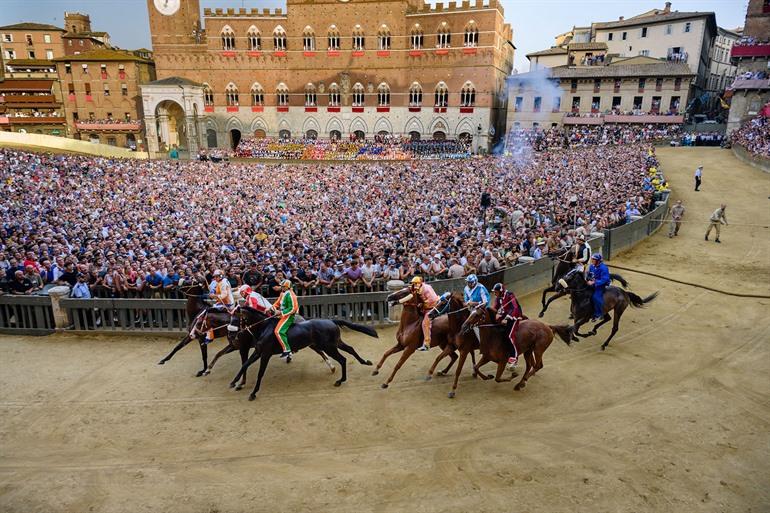Palio delle Contrade op het hoofdplein van Siena
