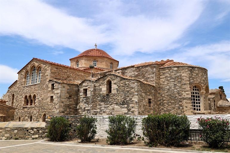 Panagia Ekatontapiliani, 'de kerk met 100 deuren', Paros