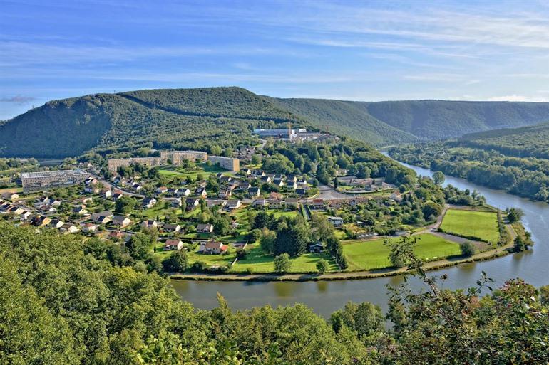 Panoramisch uitzicht over Revin aan de Meuse-rivier