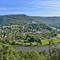 Panoramisch uitzicht over Revin aan de Meuse-rivier