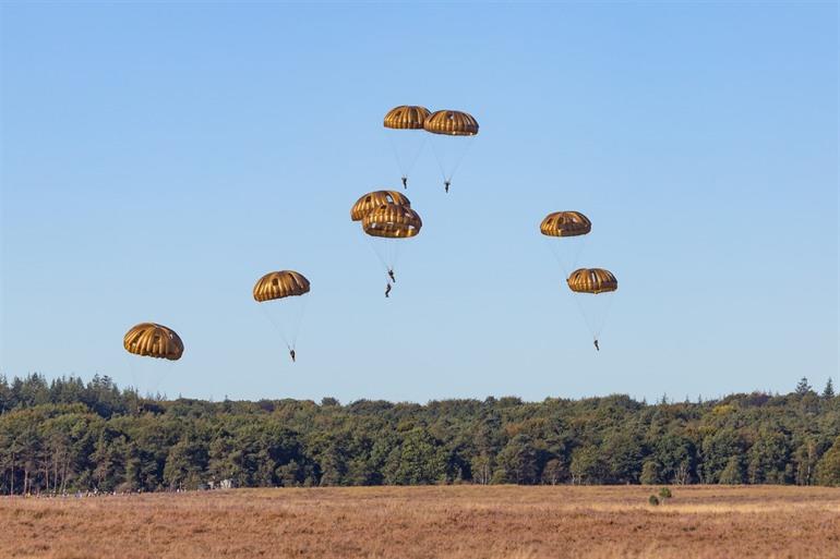 Parachutes bij Ginkelse heide, Veluwezoom, Gelderland