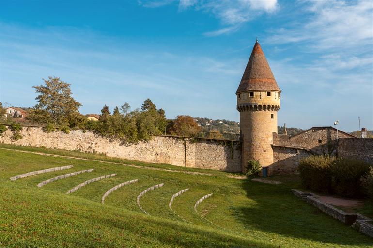 Parc Abbatial met zicht op de Tour Fabry