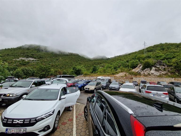 Parkeren bij de Lipa Cave in Montenegro
