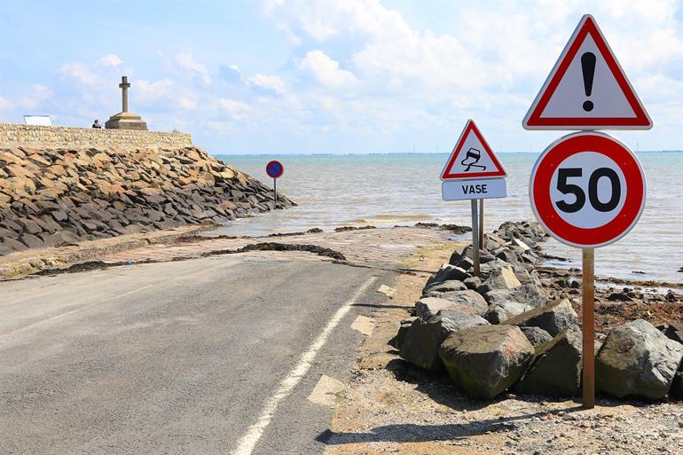Passage du Gois bij hoogwater, Vendée in Frankrijk