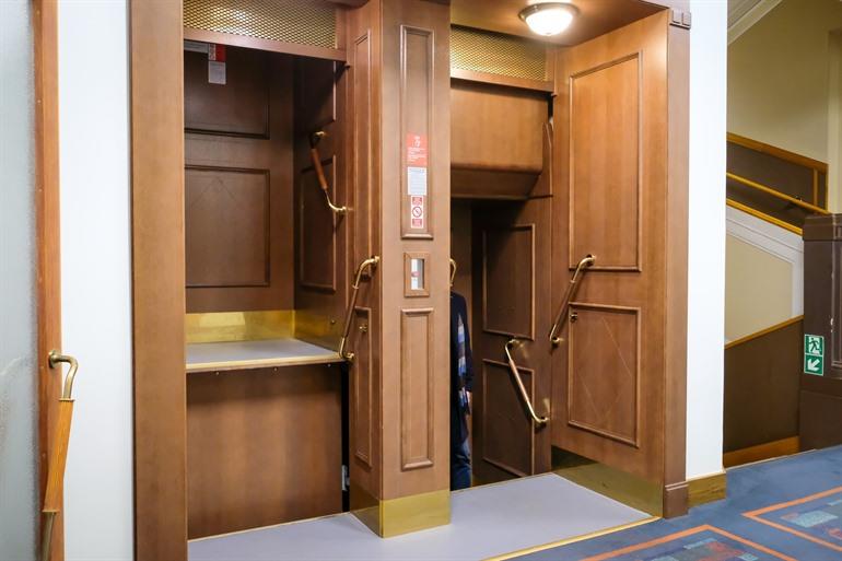 Paternosterlift in het Nieuwe stadhuis van Praag