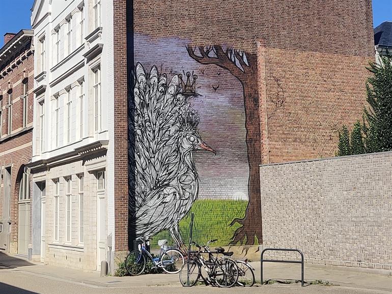 Peacock with a crown door Dzia, Pauw van Leuven