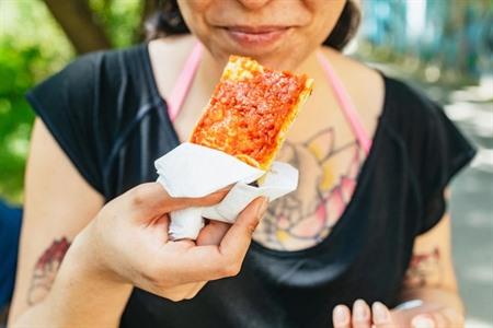 Peddel langs de Engelenburcht en geniet van een pizza tijdens deze raftingstocht