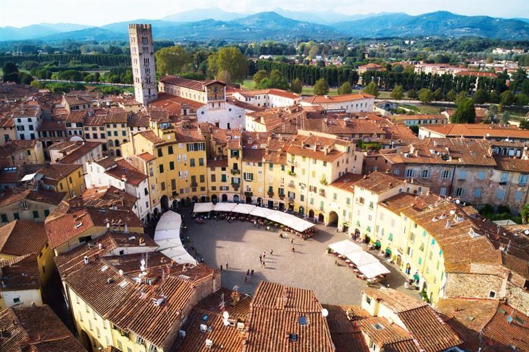 Piazza Anfiteatro in Lucca