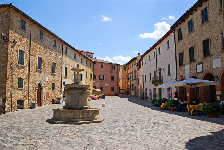 Piazza Dante Alighieri, San Leo in Emilia-Romagna