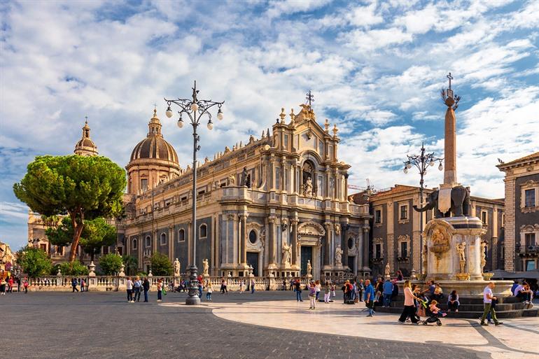 Piazza del Duomo in Catania met de Fontana dell’Elefante rechts, Sicilië