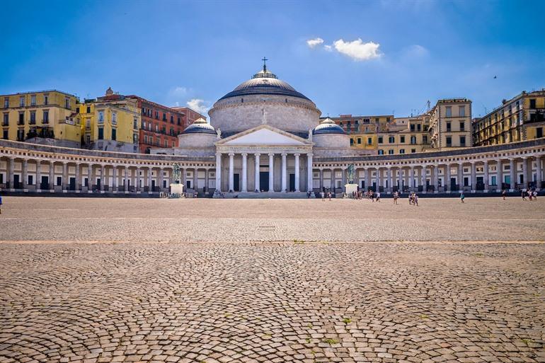 Piazza del Plebiscito in Napels bezoeken