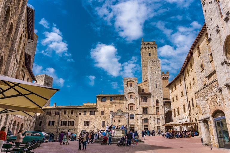 Piazza della Cisterna 