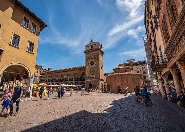 Piazza della Erbe met Palazzo della Ragione en Rotunda di San Lorenzo, Mantua