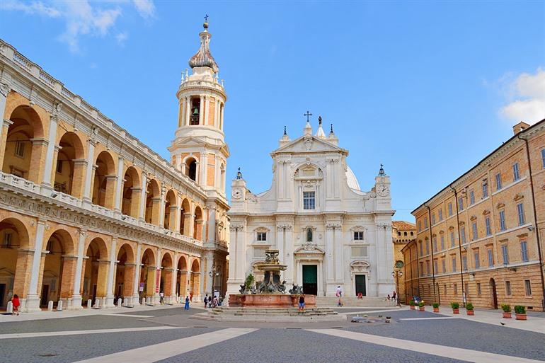 Piazza della Madonna in Loreto, Le Marche