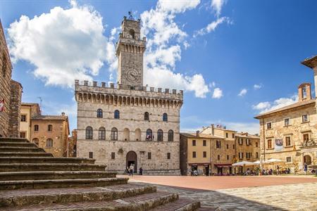 Piazza Grande met het stadhuis van Montepulciano, Toscane