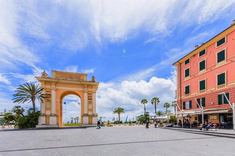 Piazza Vittorio Emanuele II, Finale Ligure
