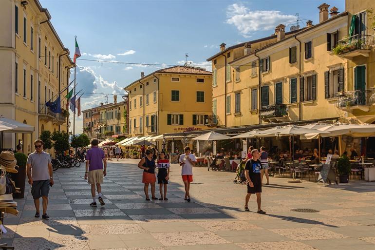 Piazza Vittorio Emanuele II in Lazise