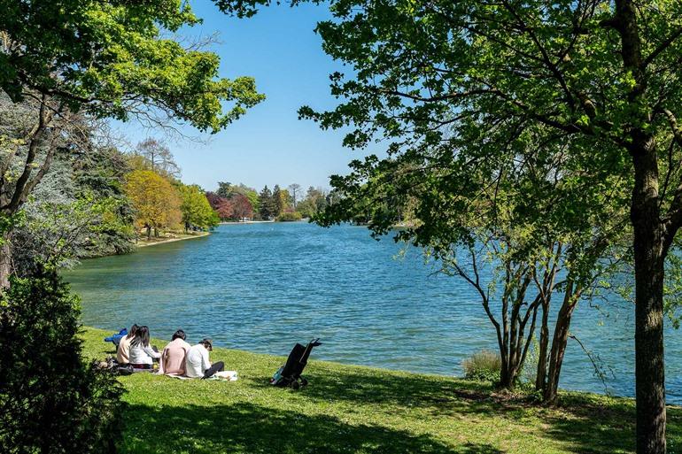 Picknicken aan het meer van Bois de Boulogne, Parijs