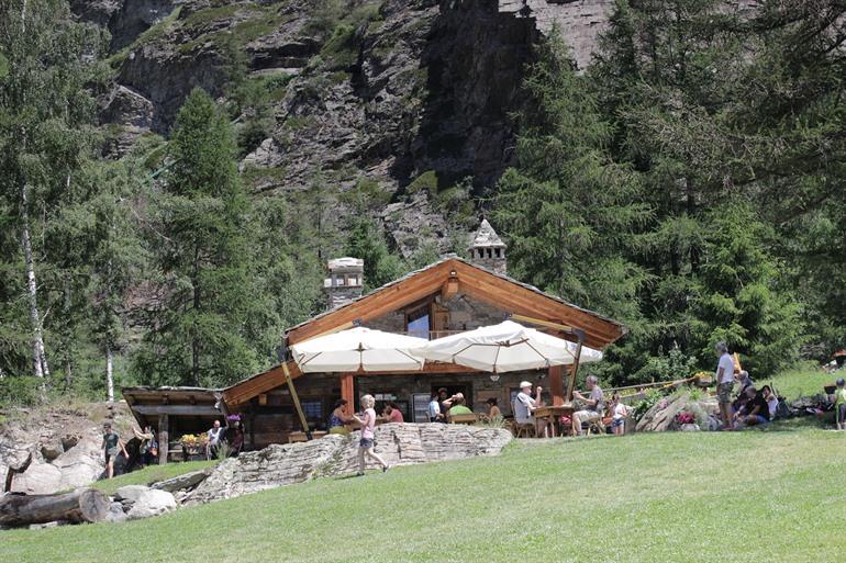 Picknicken of Bergrestaurant Lillaz Watervallen