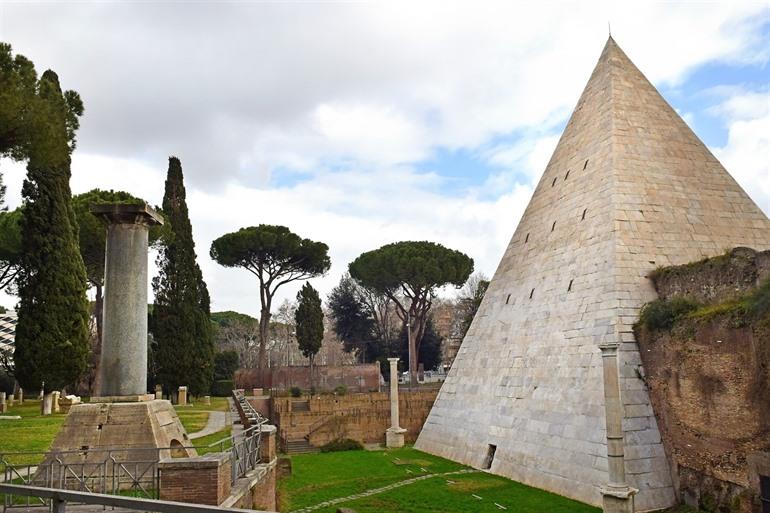 Piramide Gaius Cestius Rome