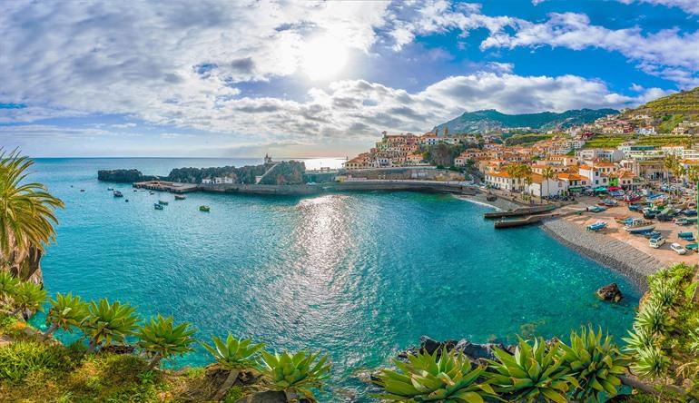 Pittoreske kiezelstrand van Camara de Lobos, Madeira