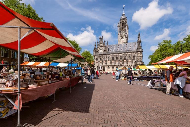 Plaatselijke markt voor het stadhuis van Middelburg