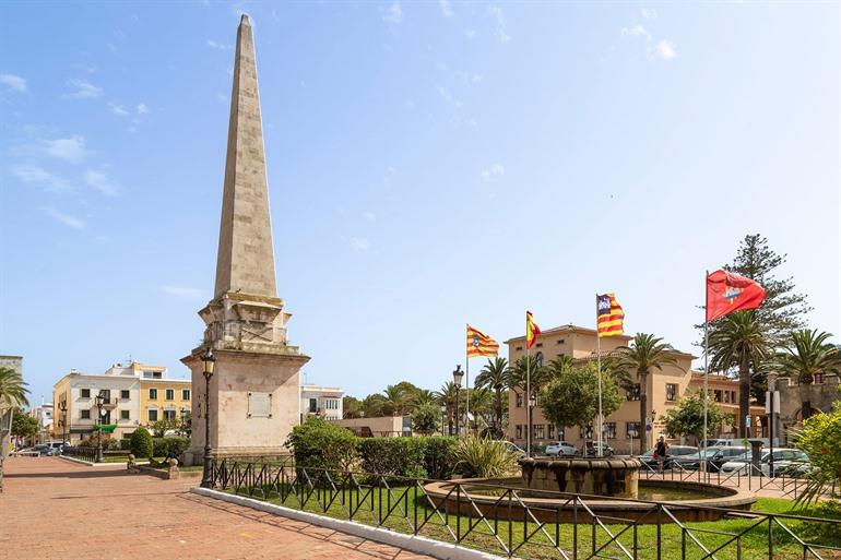 Plaça des Born met obelisk, Ciutadella de Menorca