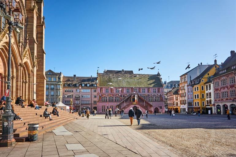 Place de la Réunion met het stadhuis in Mulhouse
