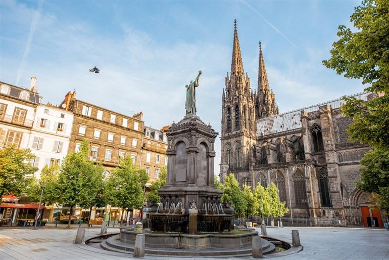 Place de la Victoire met de kathedraal in Clermont-Ferrand