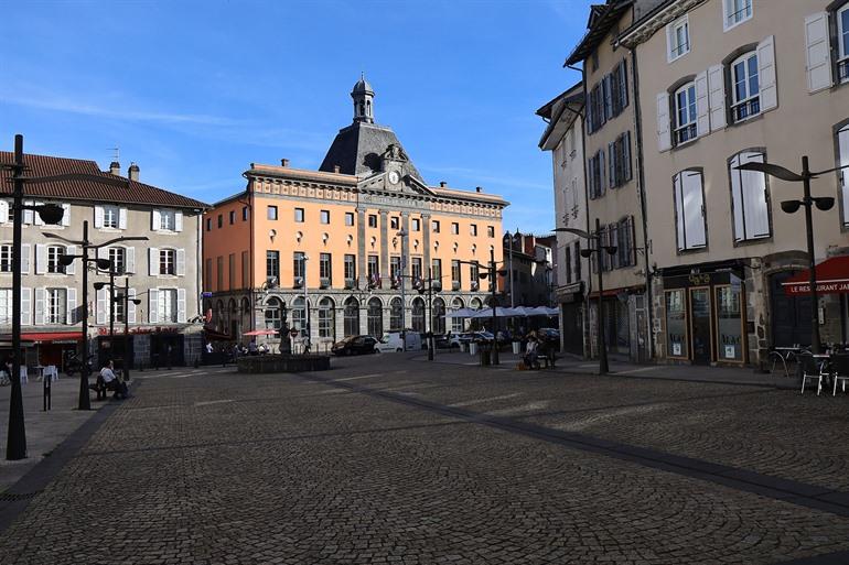 Place Hôtel-de-Ville met het stadhuis, Aurillac