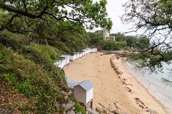 Plage de l'Anse Rouge met zijn witgekalkte strandhuisjes, Île de Noirmoutier