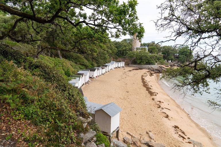 Plage de l'Anse Rouge met zijn witgekalkte strandhuisjes, Île de Noirmoutier