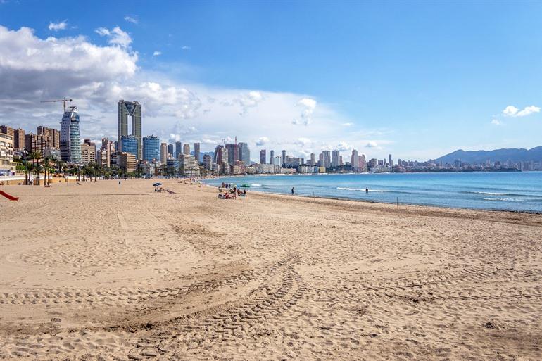 Playa de Poniente met de skyline op de achtergrond, Benidorm