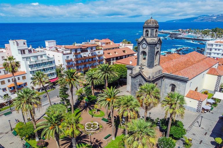 Plaza de la Iglesia met Iglesia Nuestra Señora de la Peña de Francia