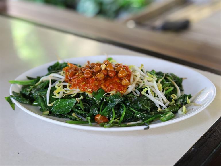 Plecing Kangkung (pittig spinaziegerecht), Balinese keuken