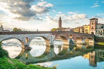 Ponte Pietra bezoeken in Verona
