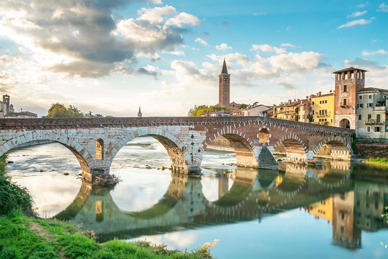 Ponte Pietra bezoeken in Verona