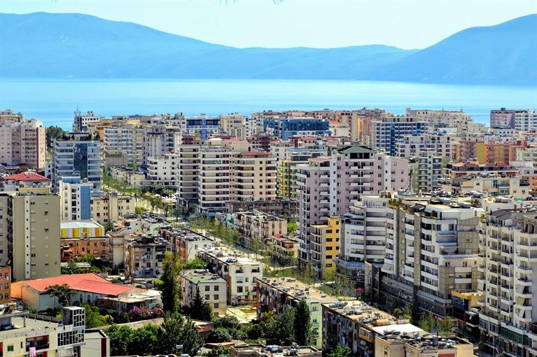 Populaire badplaats Vlorë in Albanië