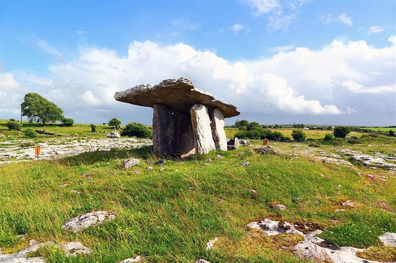 Poulnabrone Dolmen in de Burren regio, Ierland