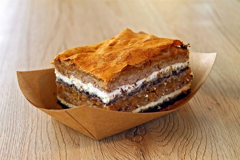 Prekmurska Gibanica, een zoete laagjescake uit de Sloveense keuken