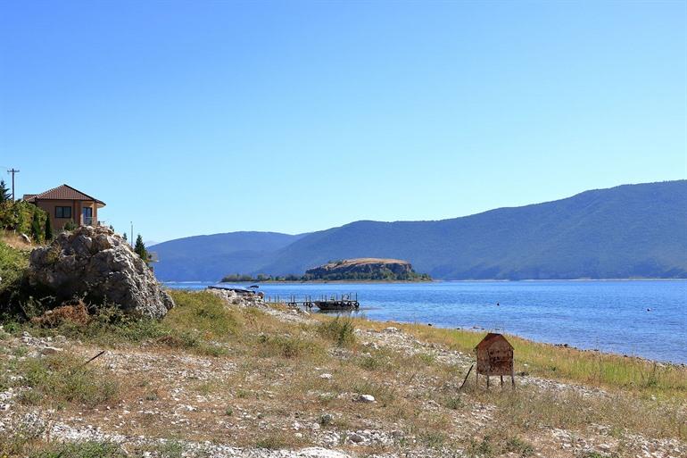 Prespameer in het Prespa National Park met het eiland Maligrad