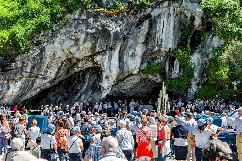Processie bij Marie Grotto in de kathedraal van Onze-Lieve-Vrouw van de Rozenkrans in Lourdes
