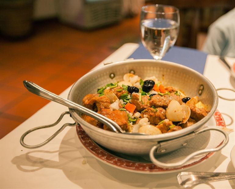 Proef de Carne de Porco à Alentejana, typisch gerecht uit Alentejo