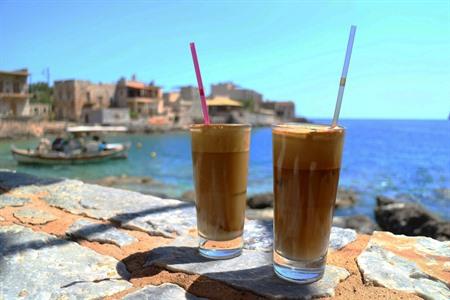 Proef de Griekse Frappe, een een schuimend koffiedrankje
