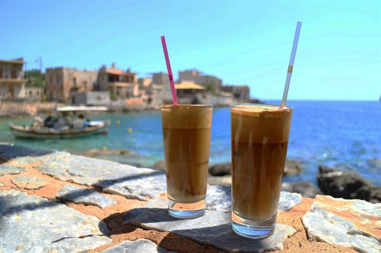 Proef de Griekse Frappe, een een schuimend koffiedrankje