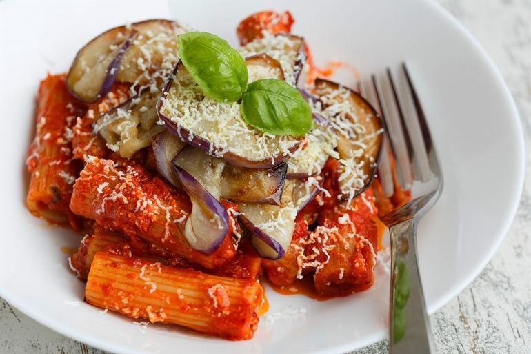 Proef de Pasta alla Norma met ricotta salata kaas, Sicilië