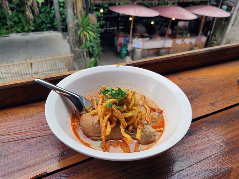 Proef khao soi tijdens je rondreis door Thailand