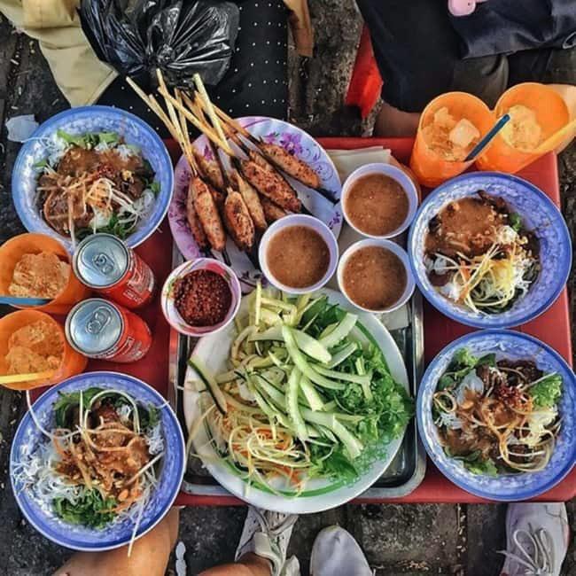 Proef Vietnamese specialiteiten tijdens een culinaire tocht door Hue met lokale gids