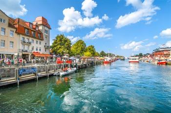 Promenade aan het Alter Strom-kanaal in de badplaats Warnemnde, Duitsland