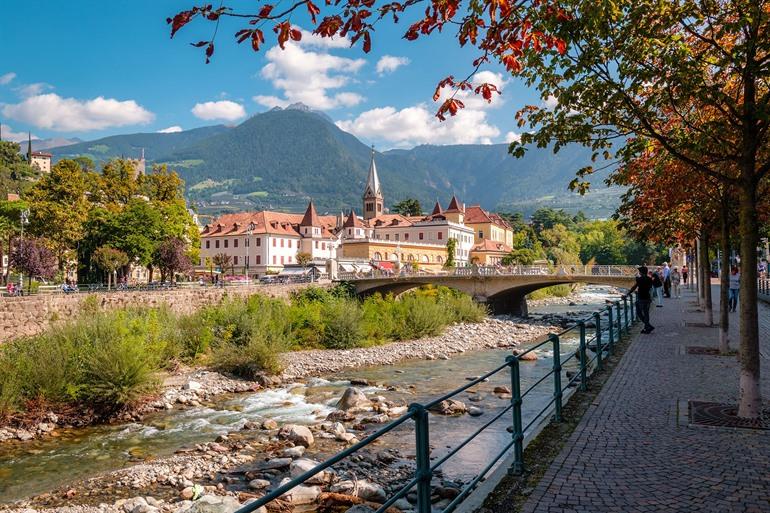 Promenade langs de Passer-rivier, Merano, Zuid-Tirol